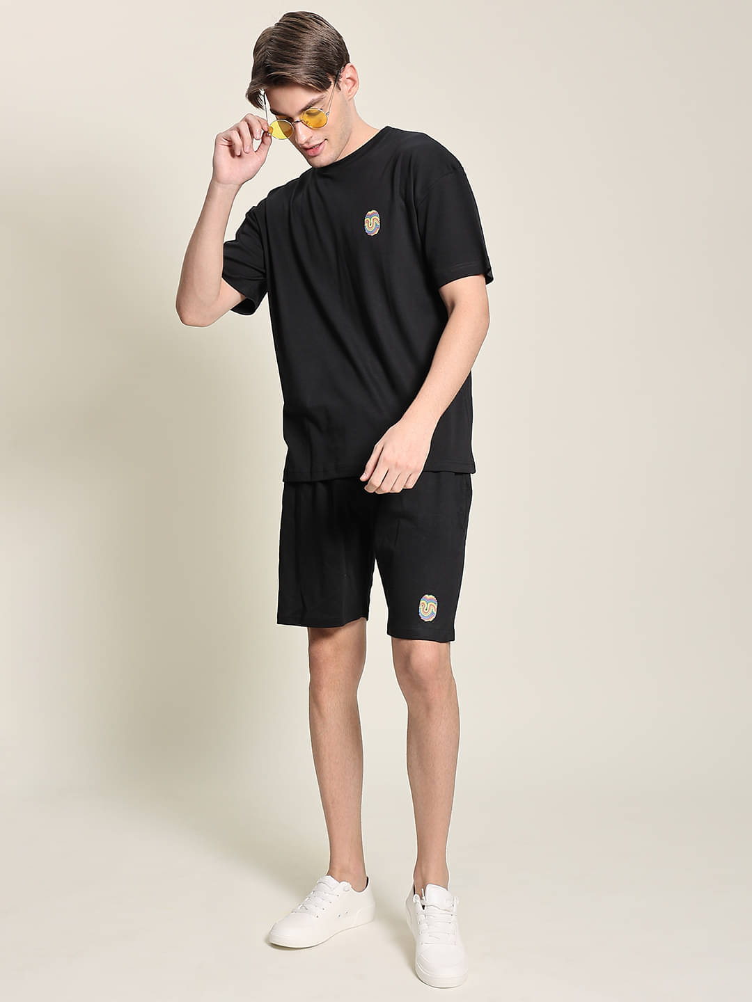     			Bene Kleed Unisex Thumb Print Oversized Shorts