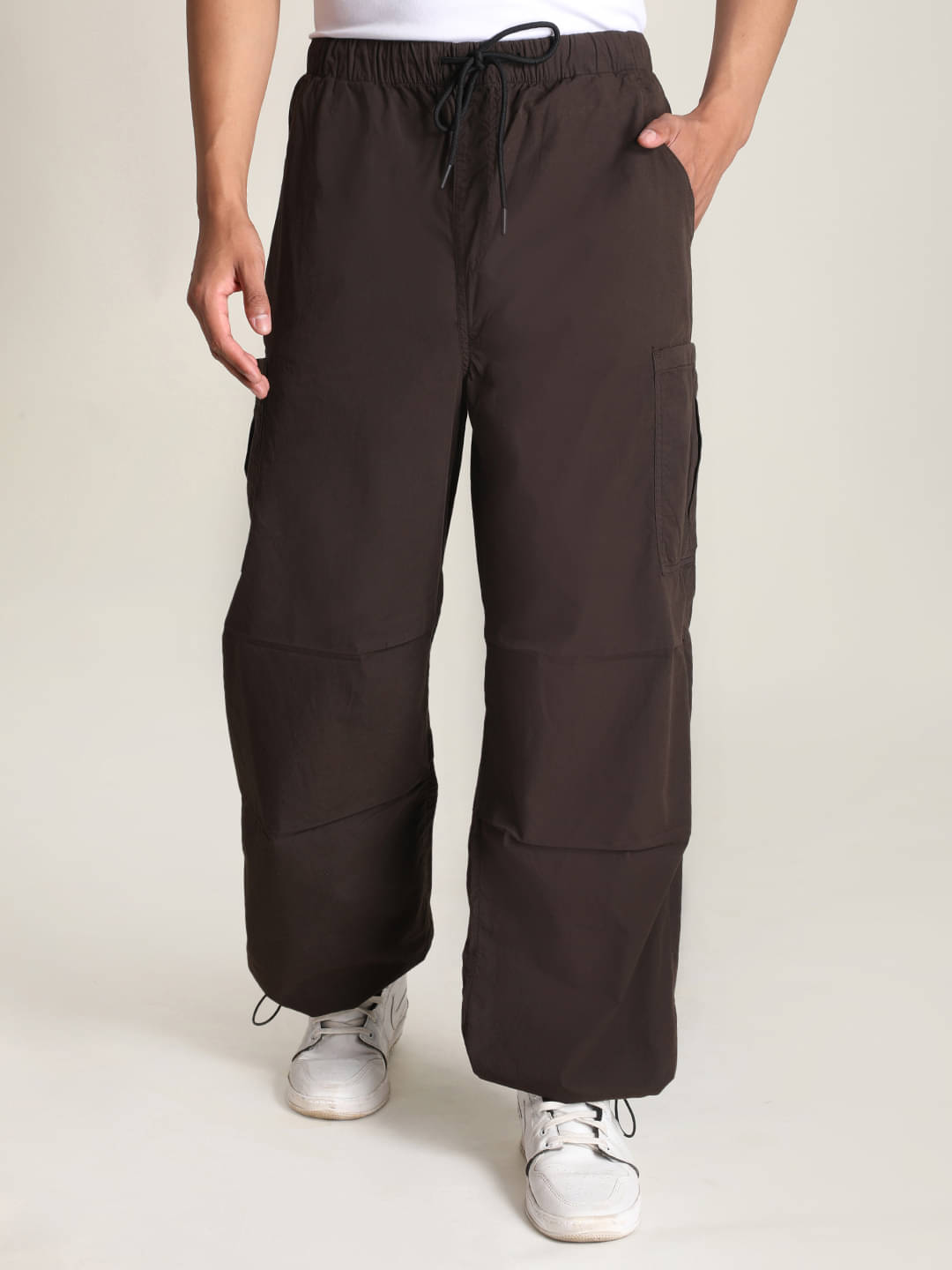     			Bene Kleed Men Solid Classic Loose Fit Cargos Trousers
