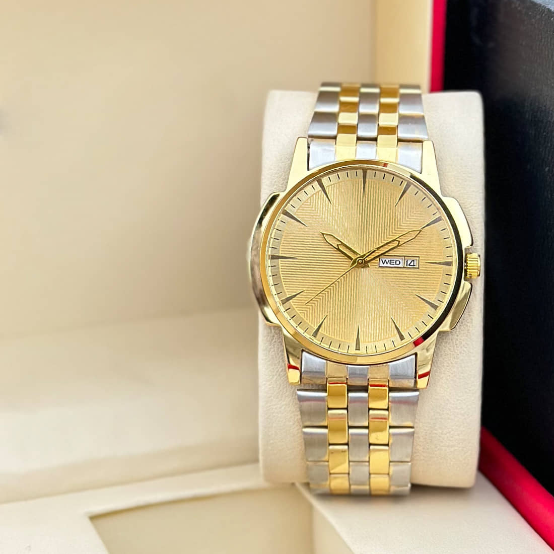 REESKY Gold Stainless Steel Analog Men's Watch