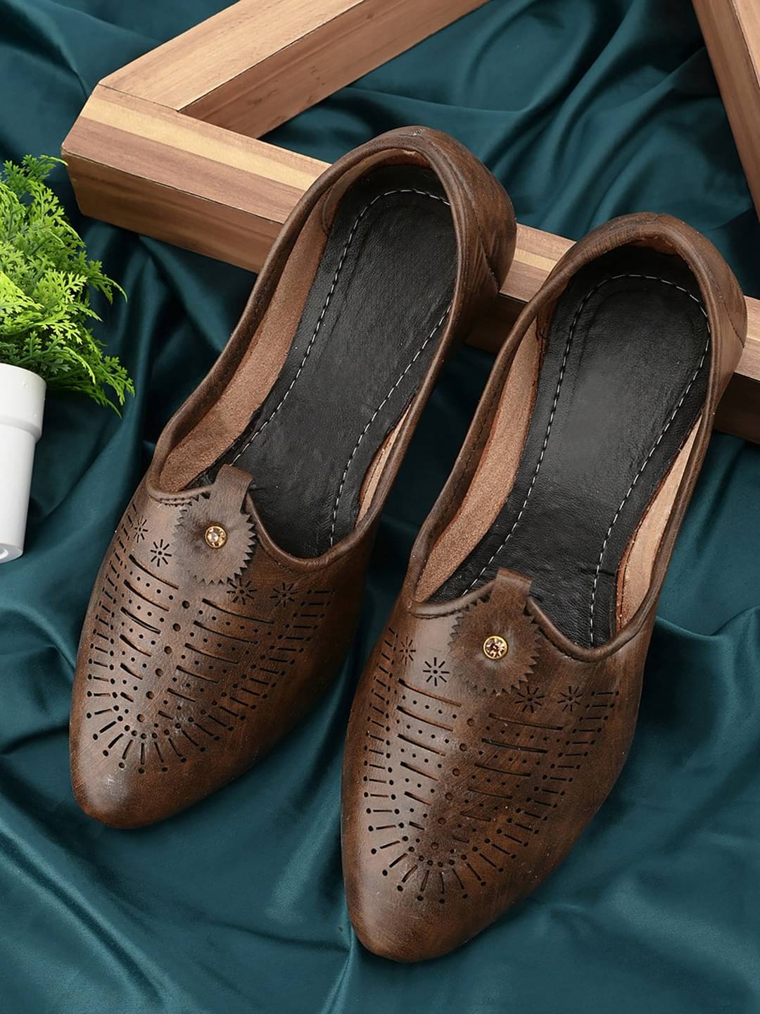     			Anjaneya Creations Brown Men's Jutti