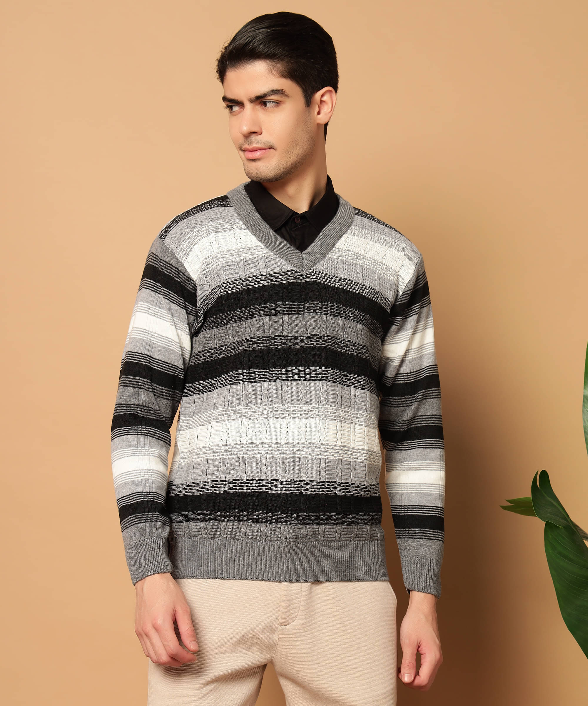     			TWOCRAZIIE Woollen V-Neck Men's Full Sleeves Pullover Sweater - Grey ( Pack of 1 )