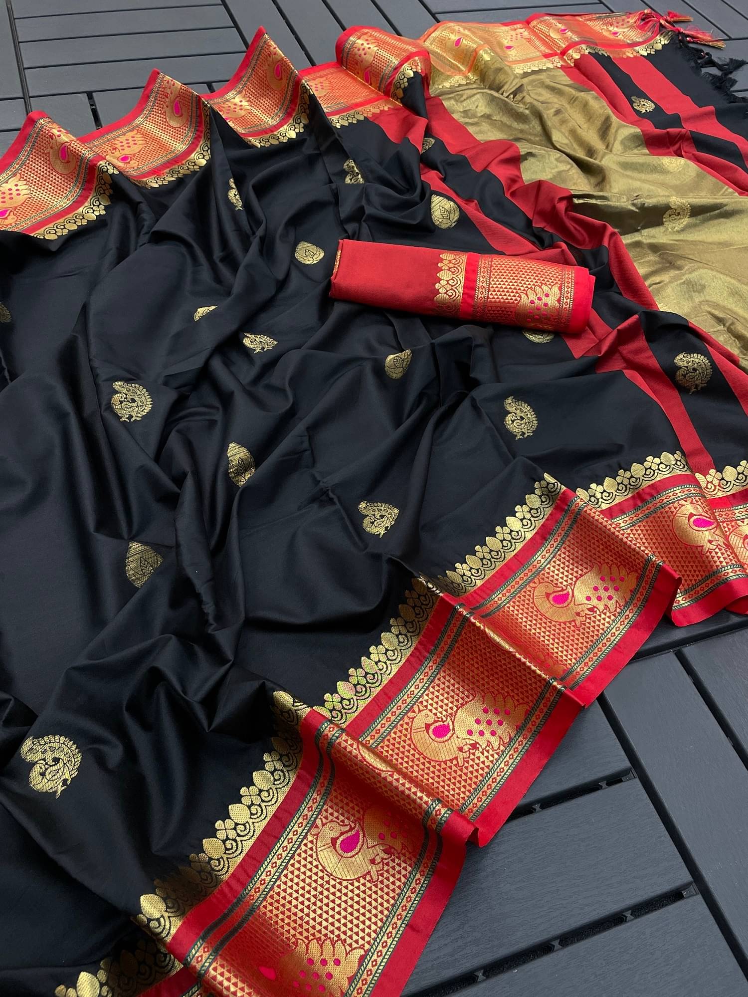 VEERAIVA Cotton Silk Self Design Saree With Unstitched Blouse Piece ( Multicolor ) VEERAIVA Cotton Silk Self Design Saree With Unstitched Blouse Piece ( Multicolor )