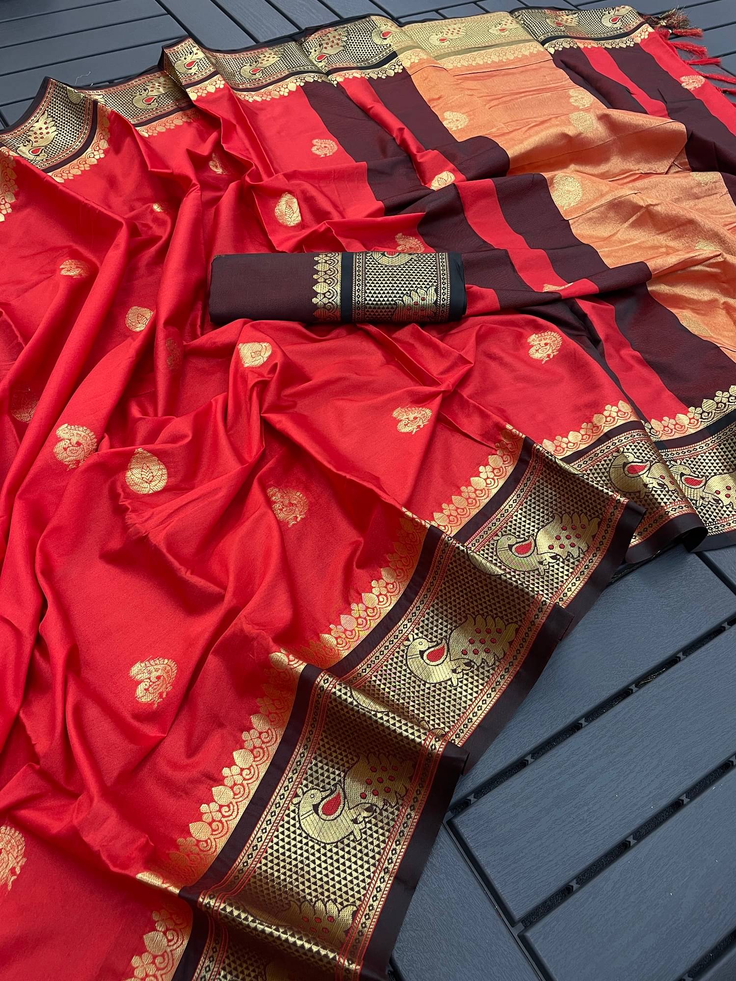 VEERAIVA Cotton Silk Self Design Saree With Unstitched Blouse Piece ( Red ) VEERAIVA Cotton Silk Self Design Saree With Unstitched Blouse Piece ( Red )