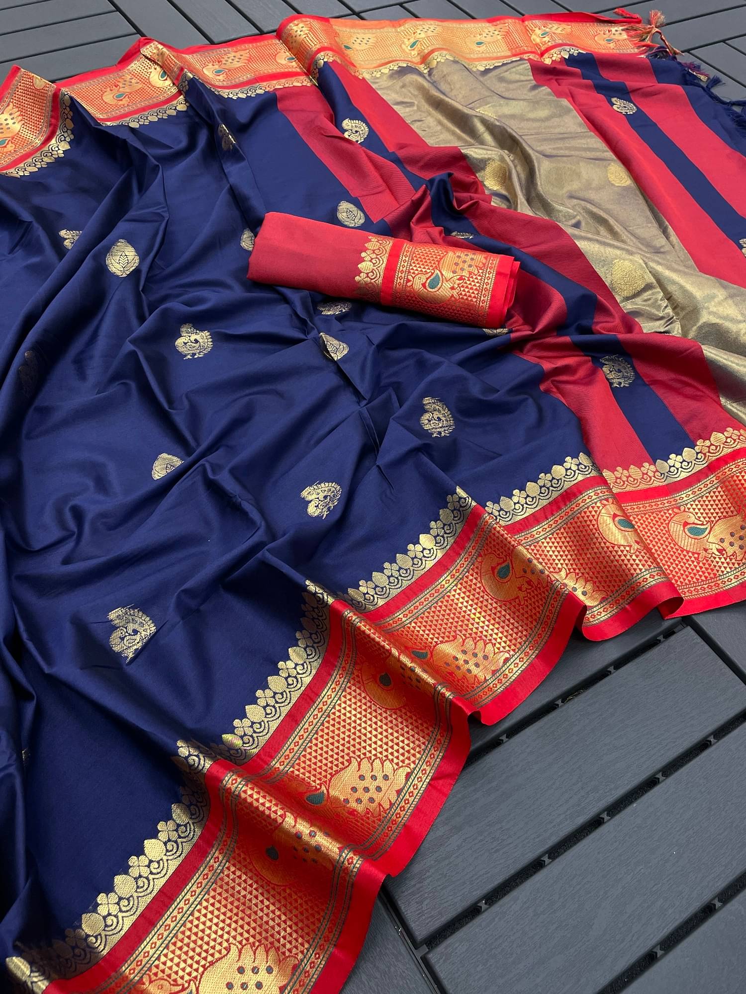     			VEERAIVA Cotton Silk Self Design Saree With Unstitched Blouse Piece ( Navy Blue )