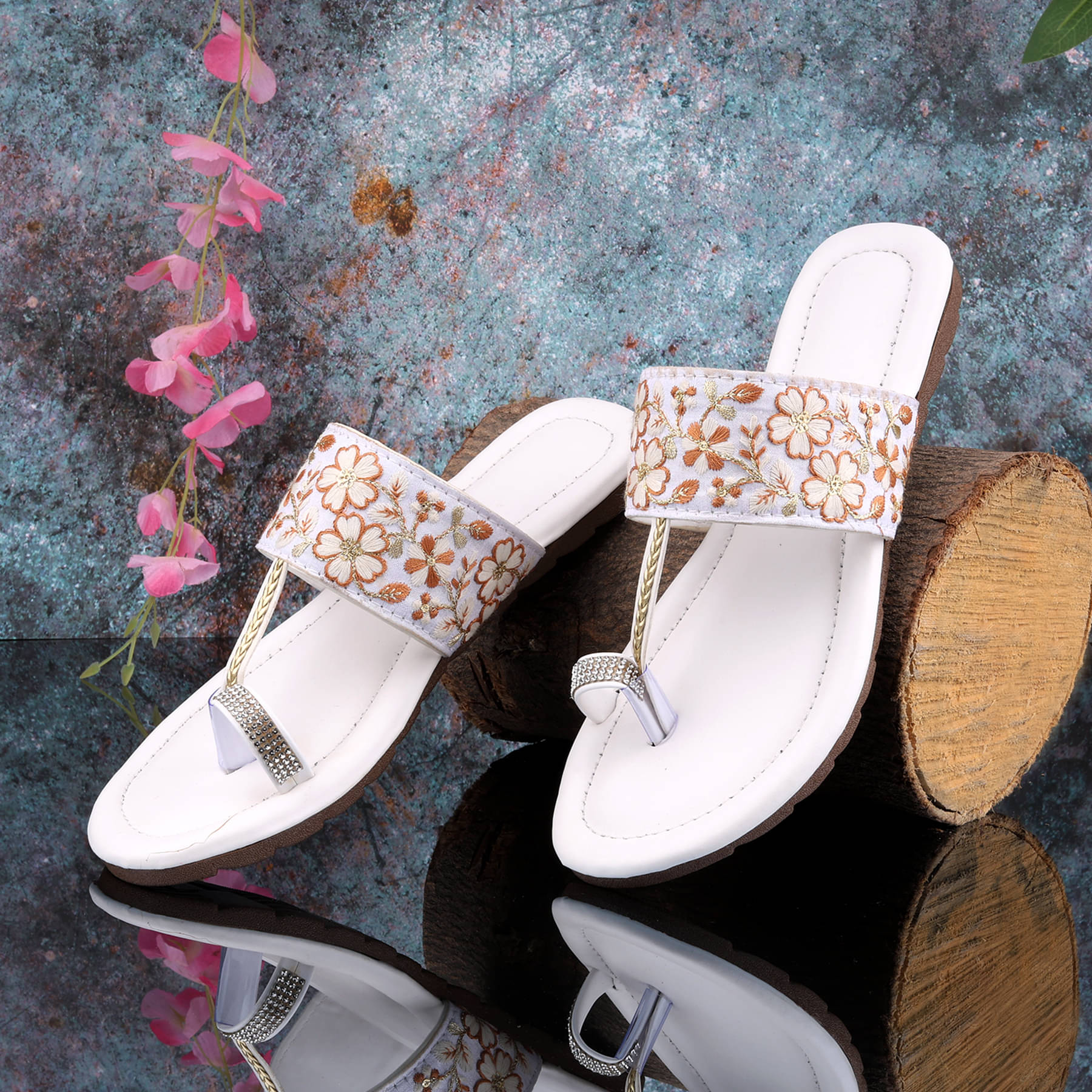     			Paduki White Women's Flats