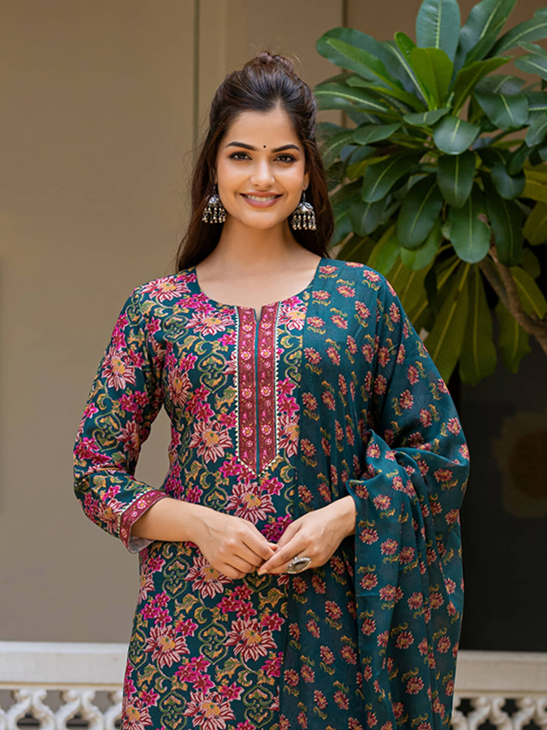 Vaamsi Women Rayon Printed Straight Kurti With Pants ( Green )