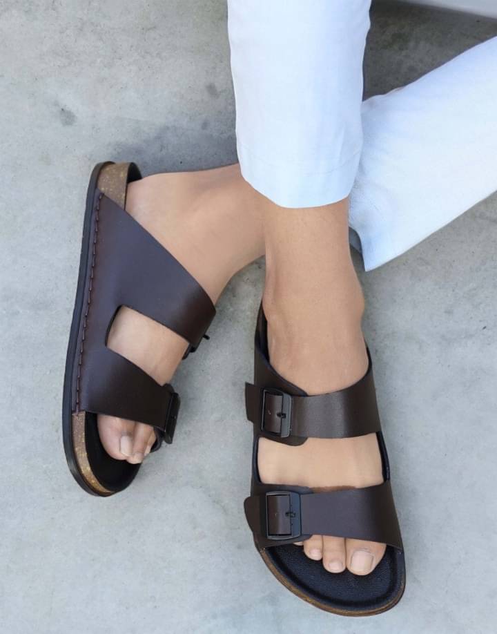     			Akiko Brown Men's Daily Slipper