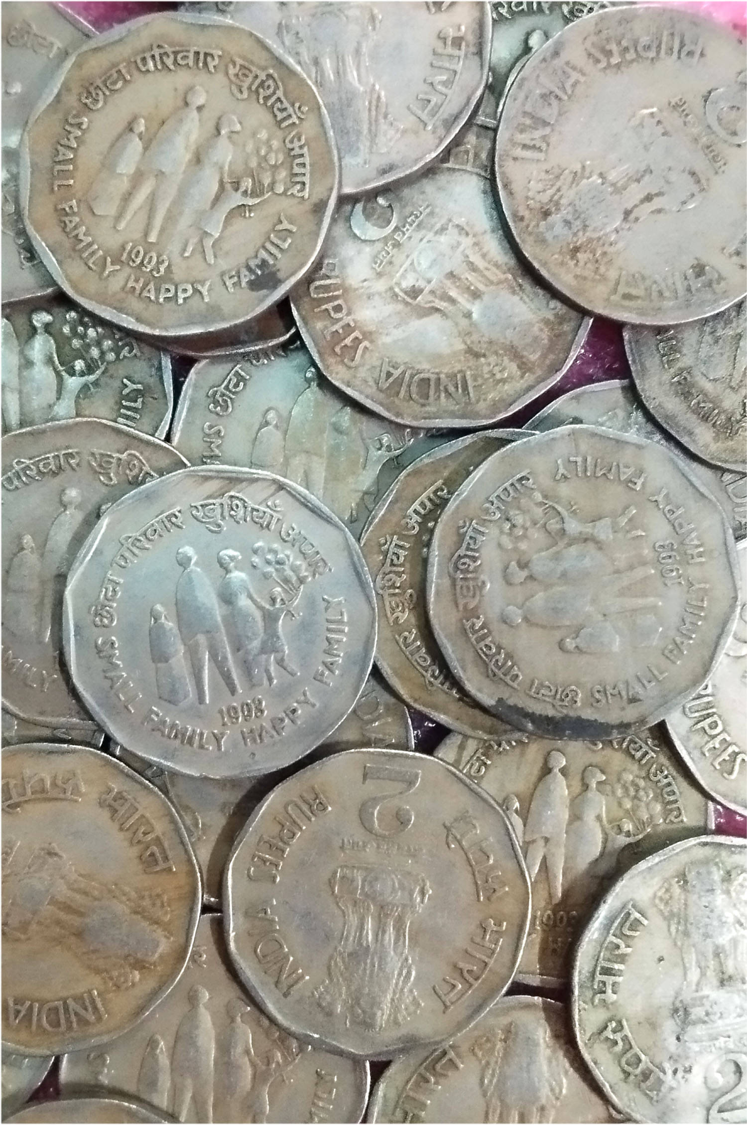     			2 RUPEES COMMEMORATIVE SMALL FAMILY  HAPPY FAMILY