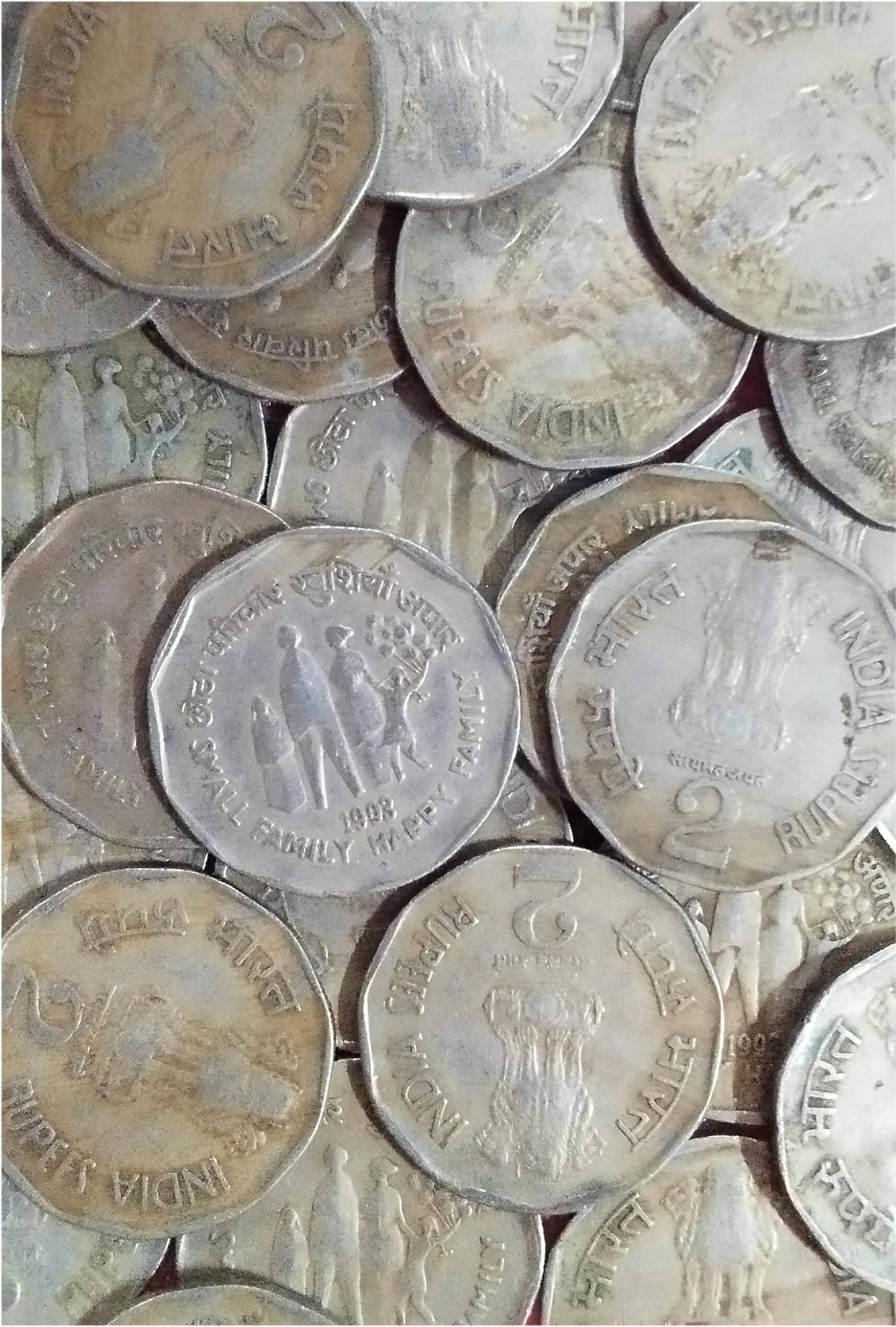     			2 RUPEES COMMEMORATIVE SMALL FAMILY  HAPPY FAMILY