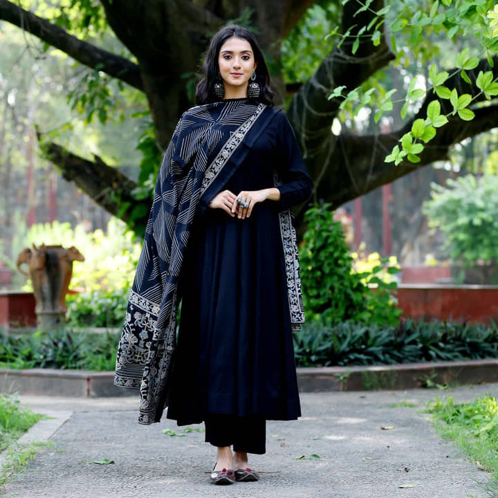 TOOCHKI Rayon Solid Anarkali Women's Kurti with Dupatta - Black ( Pack of 1 )     			TOOCHKI Rayon Solid Anarkali Women's Kurti with Dupatta - Black ( Pack of 1 )