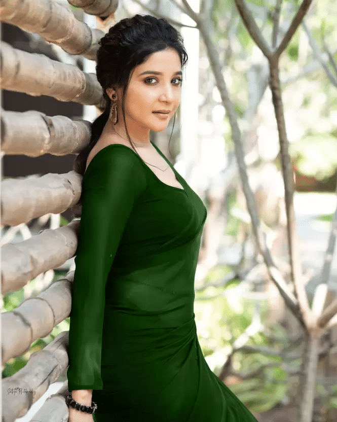 ASTYLOR Georgette Solid Saree Without Blouse Piece ( Green )     			ASTYLOR Georgette Solid Saree Without Blouse Piece ( Green )