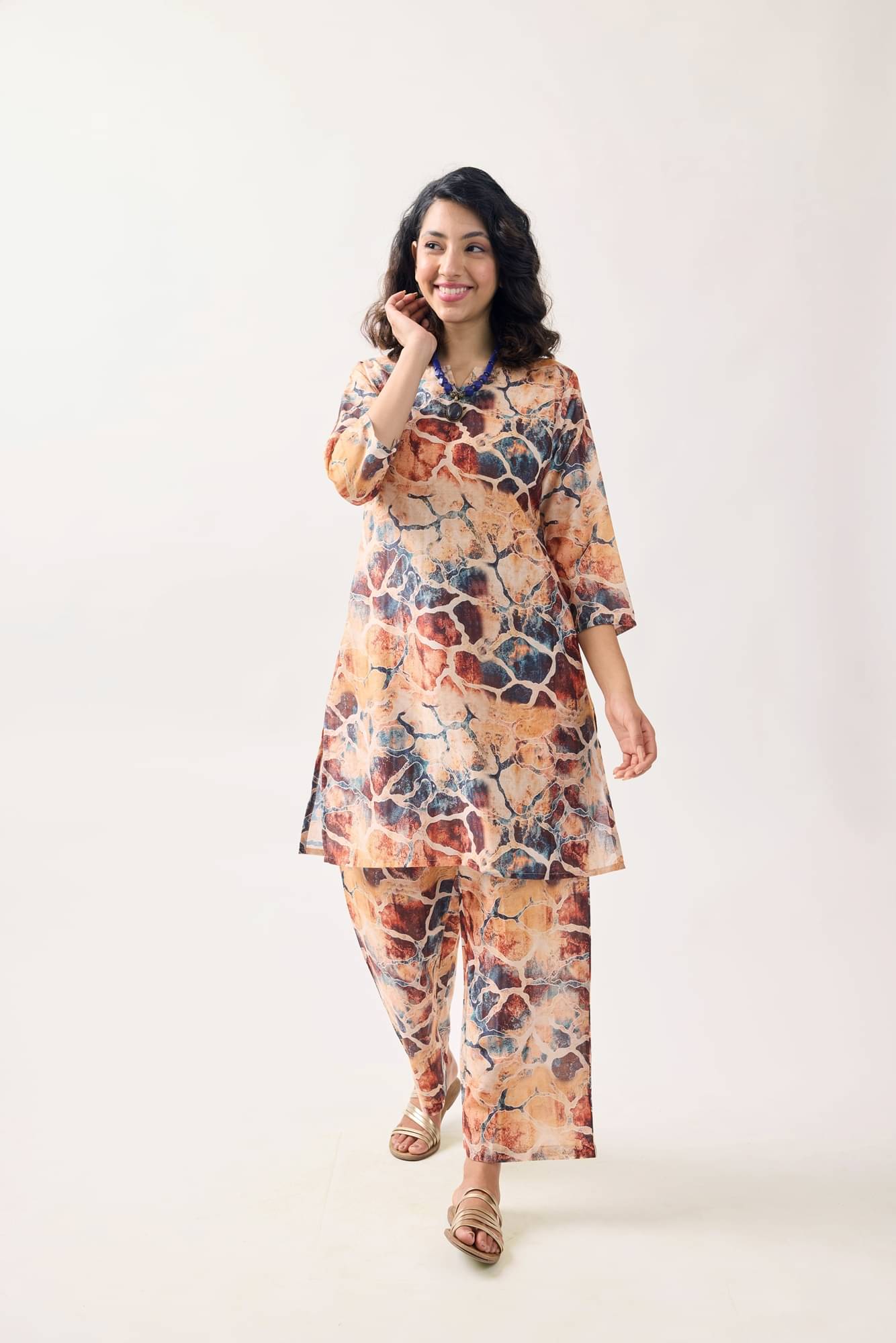     			TOOCHKI Women Printed Straight Kurti With Pants ( Multicolor )