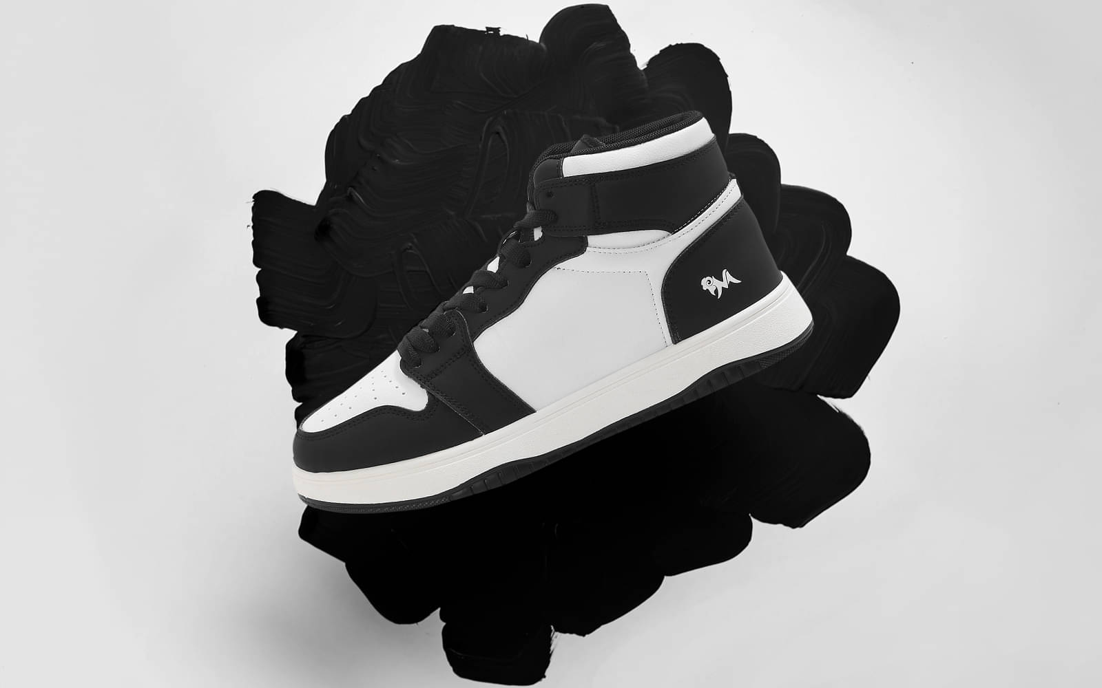     			Neemans White Men's Sneakers