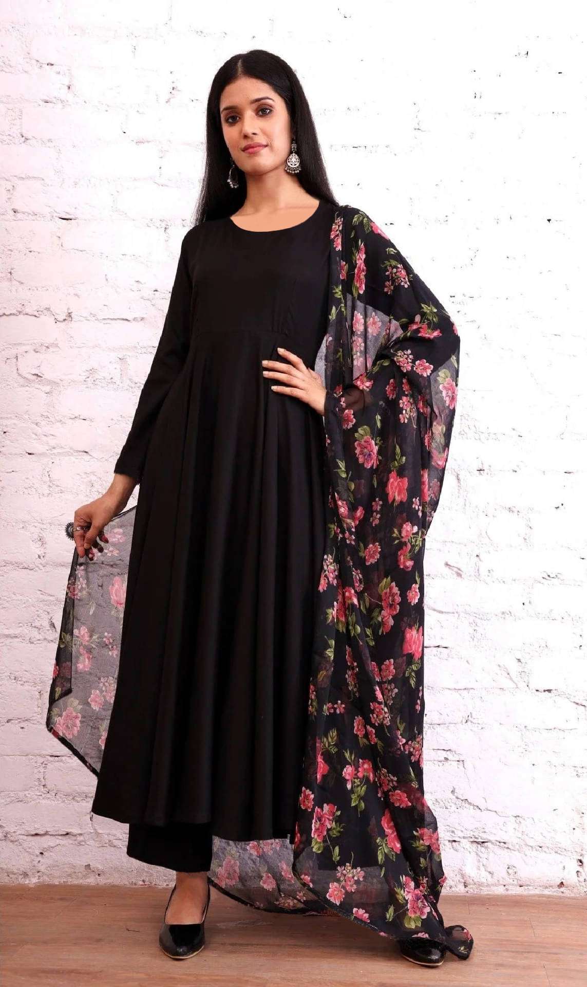     			TOOCHKI Rayon Solid Anarkali Women's Kurti with Dupatta - Black ( Pack of 1 )