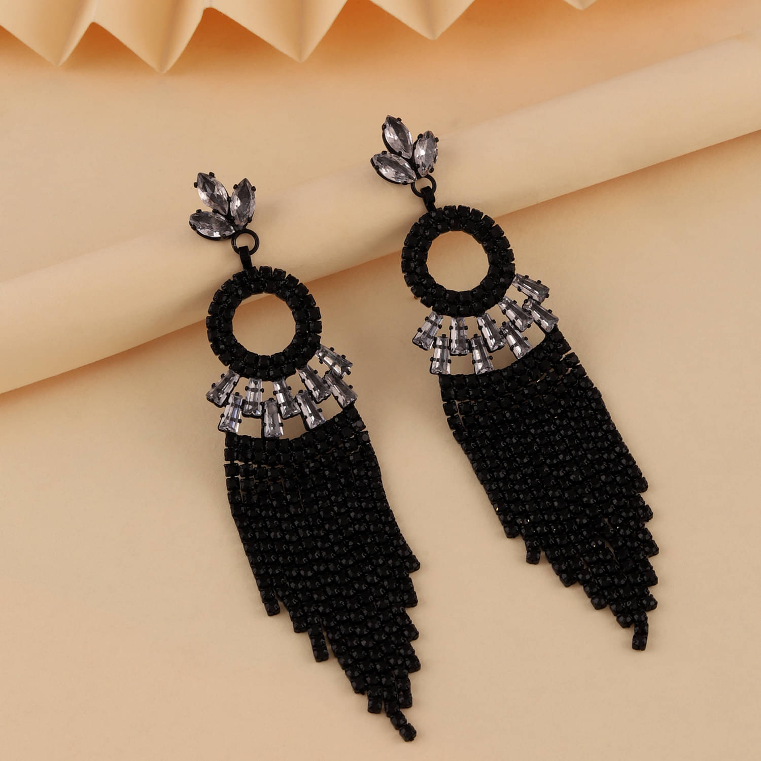     			Bhagya Lakshmi Black Drop Earrings ( Pack of 1 )
