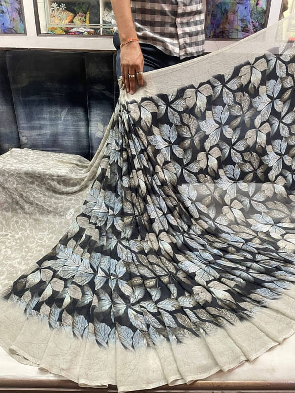 Sitanjali Lifestyle Georgette Printed Saree With Unstitched Blouse Piece ( Grey ) Sitanjali Lifestyle Georgette Printed Saree With Unstitched Blouse Piece ( Grey )