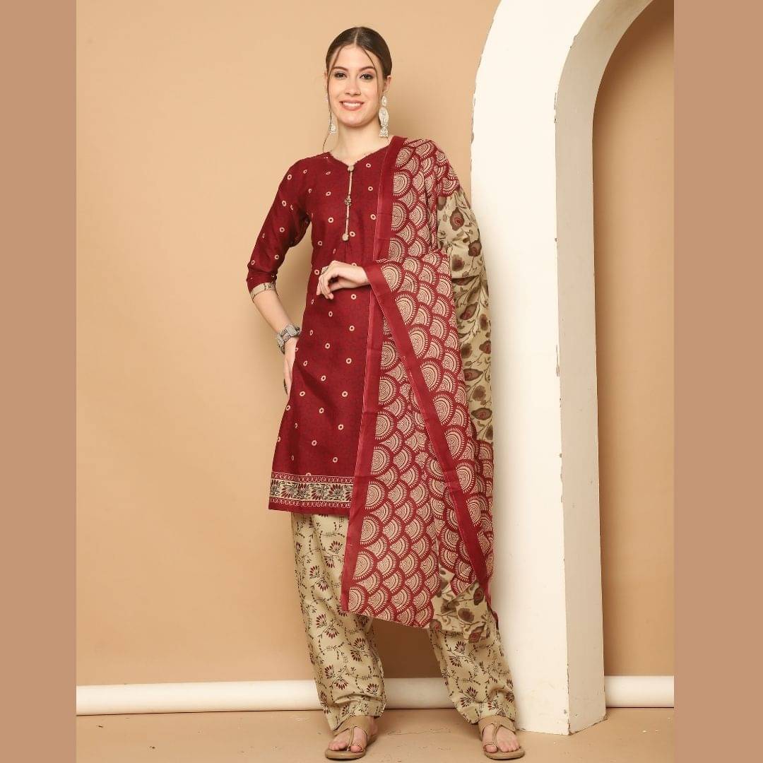     			wonder weave Women Cotton Blend Printed Straight Kurti With Patiala Salwar ( Maroon )