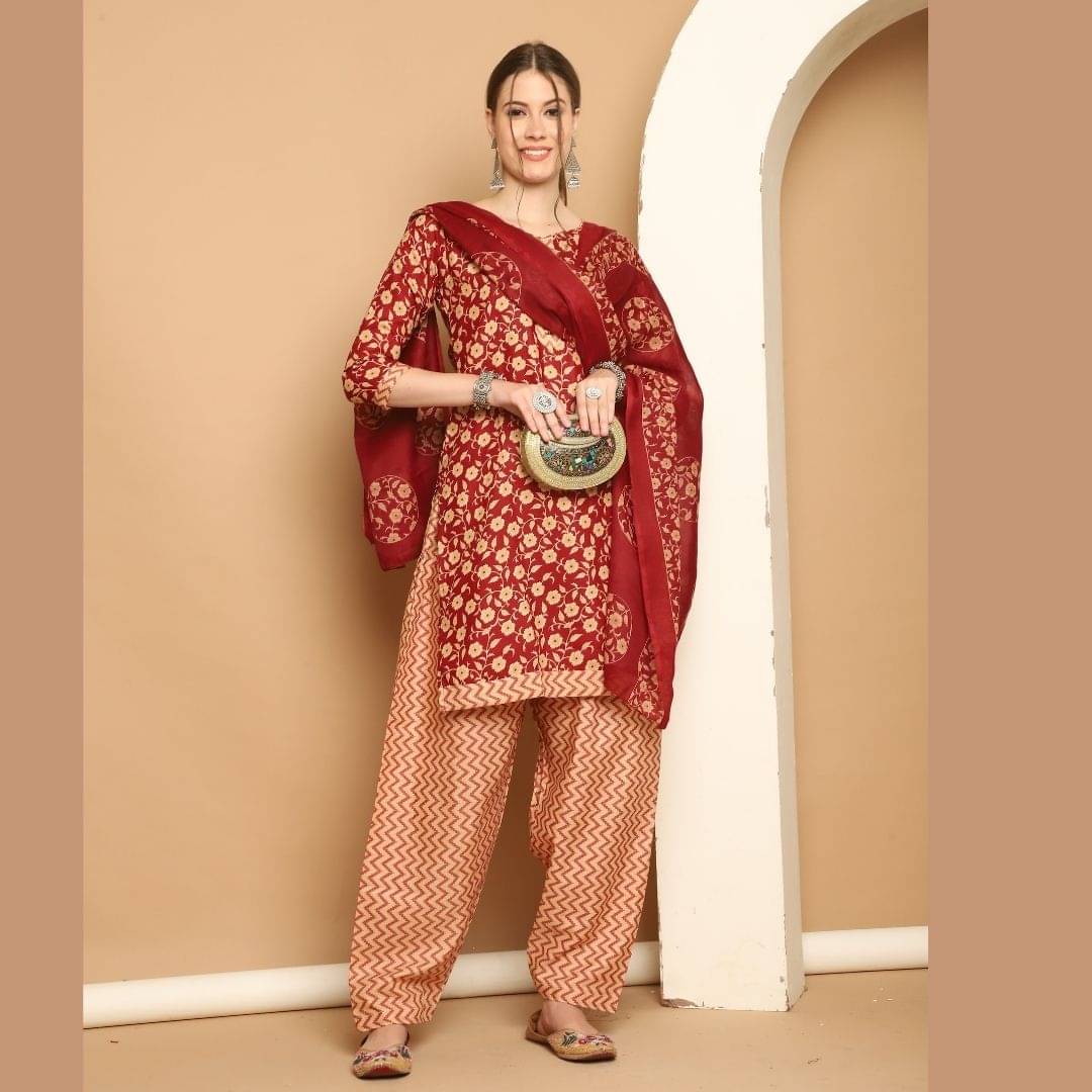     			wonder weave Women Cotton Blend Printed Straight Kurti With Patiala Salwar ( Maroon )