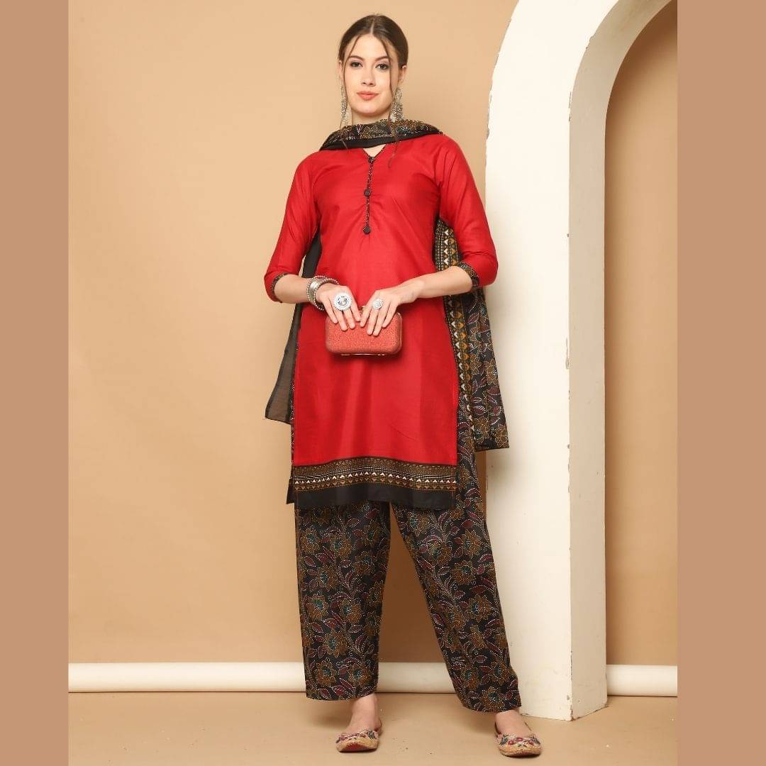     			wonder weave Women Cotton Blend Printed Straight Kurti With Patiala Salwar ( Maroon )