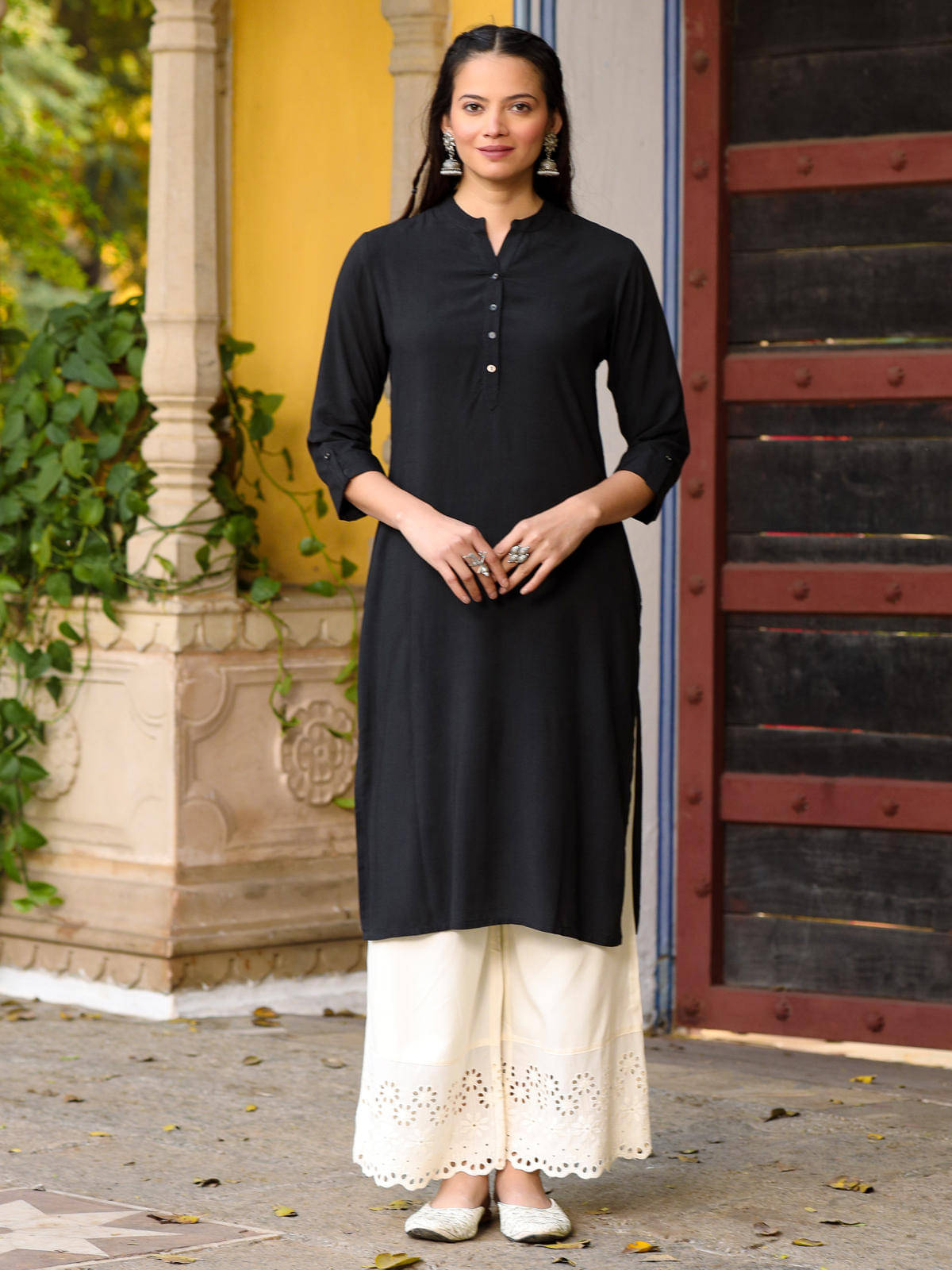 Juniper Rayon Solid Straight Women's Kurti - Black ( Pack of 1 ) Juniper Rayon Solid Straight Women's Kurti - Black ( Pack of 1 )