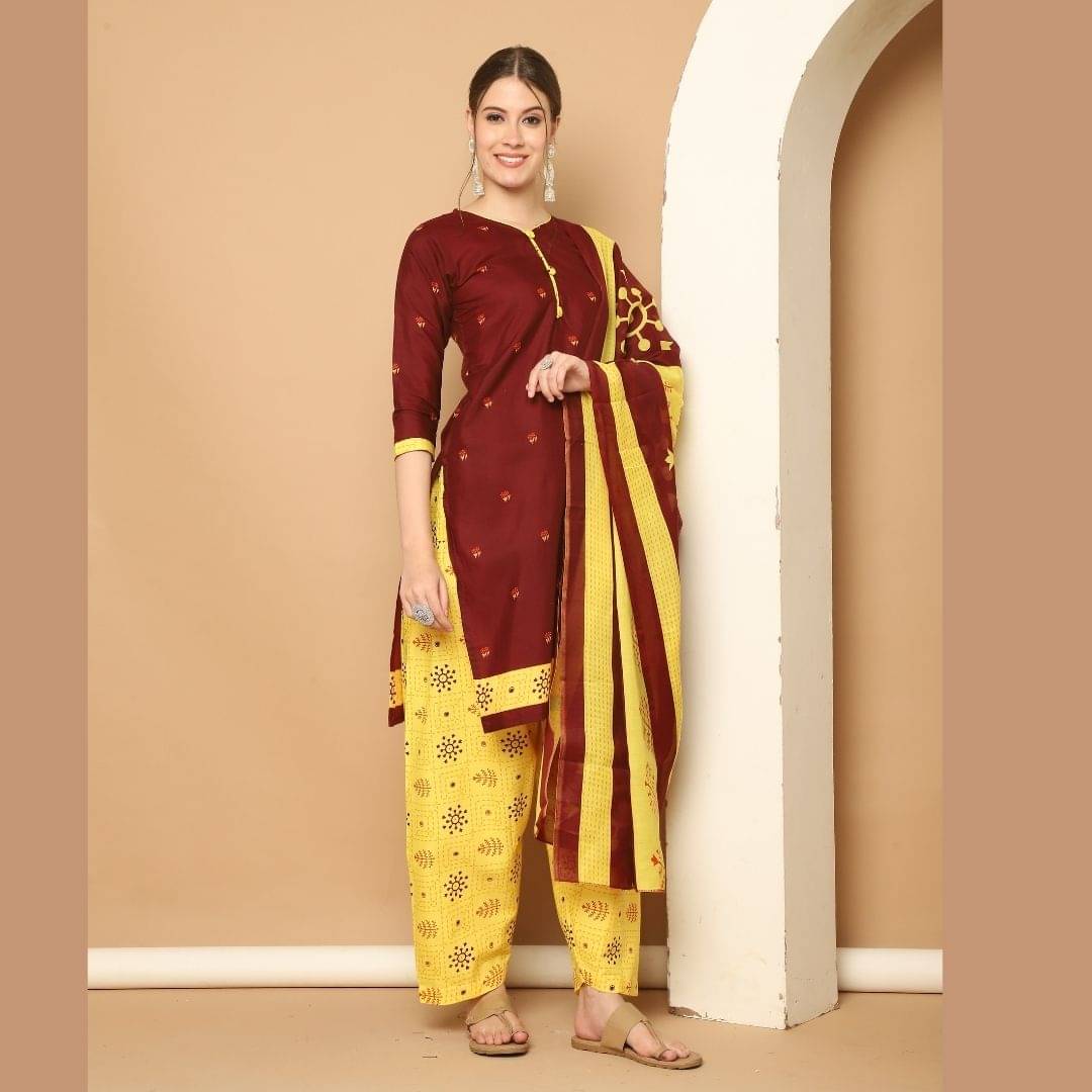     			wonder weave Women Cotton Blend Printed Straight Kurti With Patiala Salwar ( Maroon )