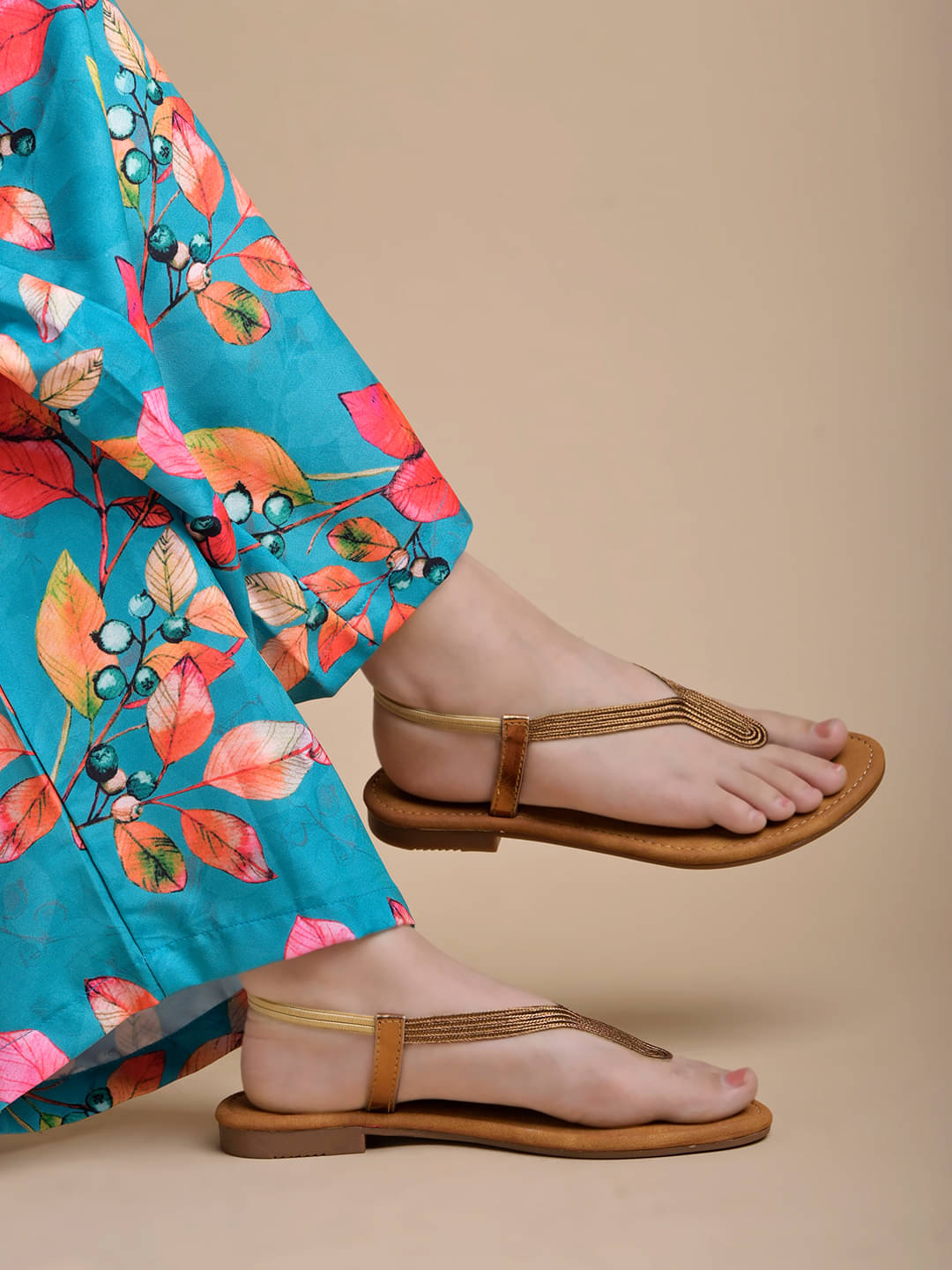Shoetopia Metallic Ethnic Copper Flat Sandals For Girls     			Shoetopia Metallic Ethnic Copper Flat Sandals For Girls