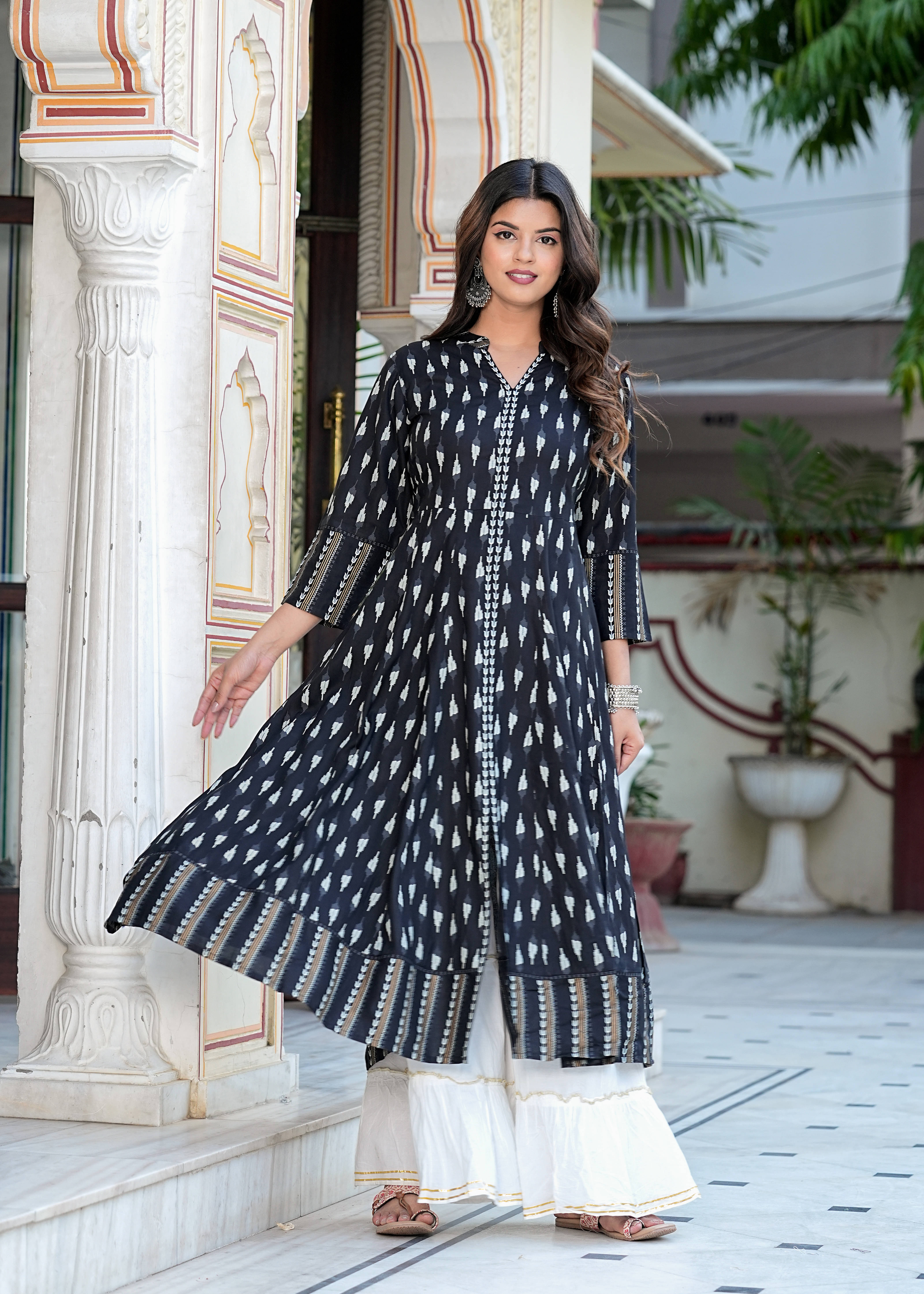     			Yash Gallery Rayon Printed Anarkali Women's Kurti - Black ( Pack of 1 )