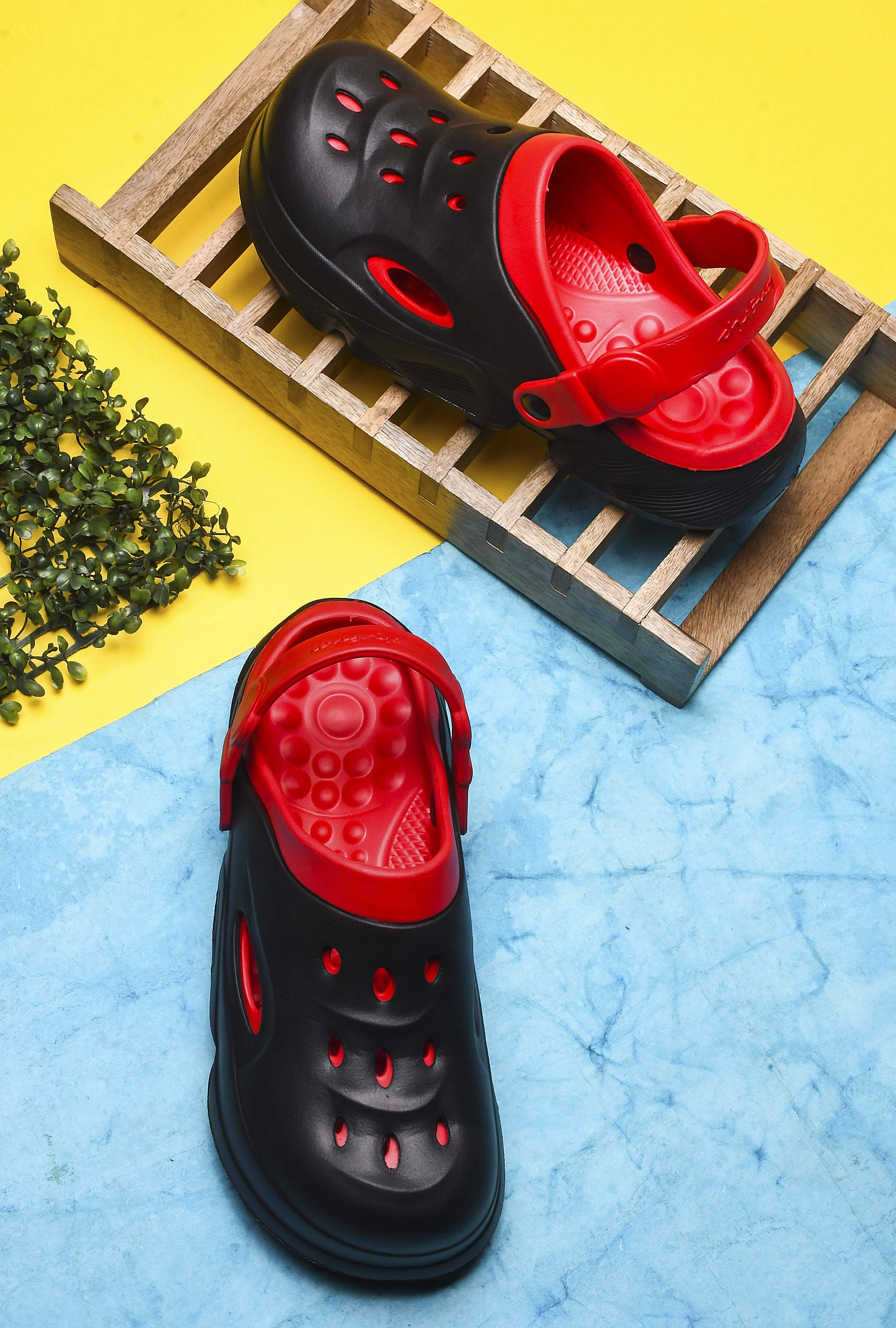     			Bersache - Black Men's Clogs