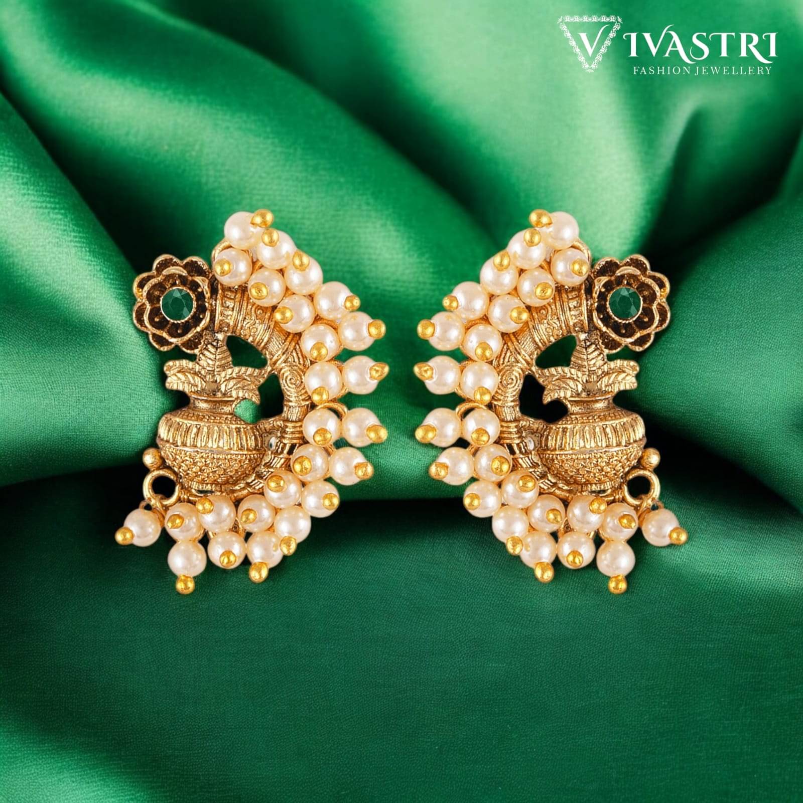     			VIVASTRI Green Stud Earrings ( Pack of 1 )