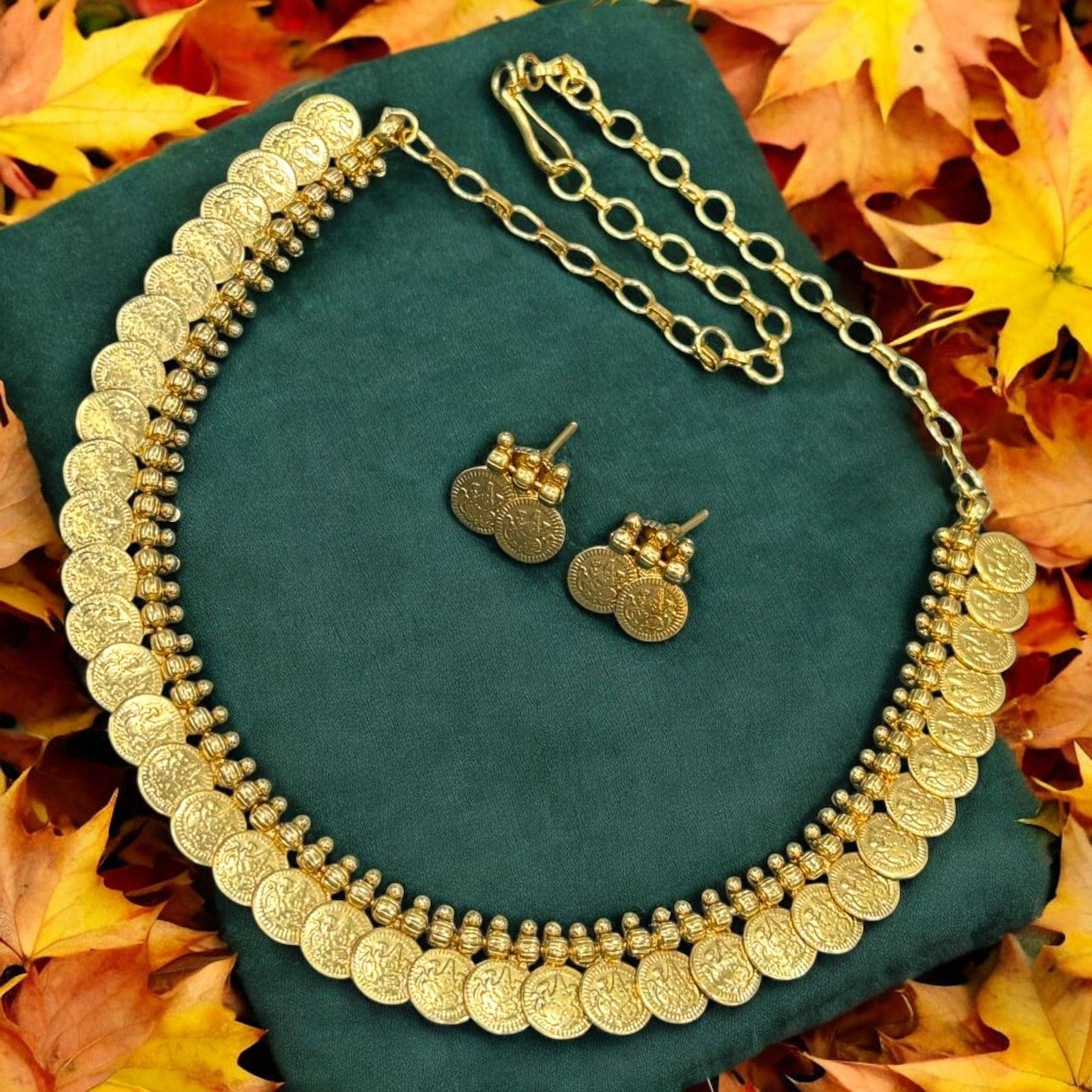     			KC JEWELS Golden Brass Necklace Set ( Pack of 1 )