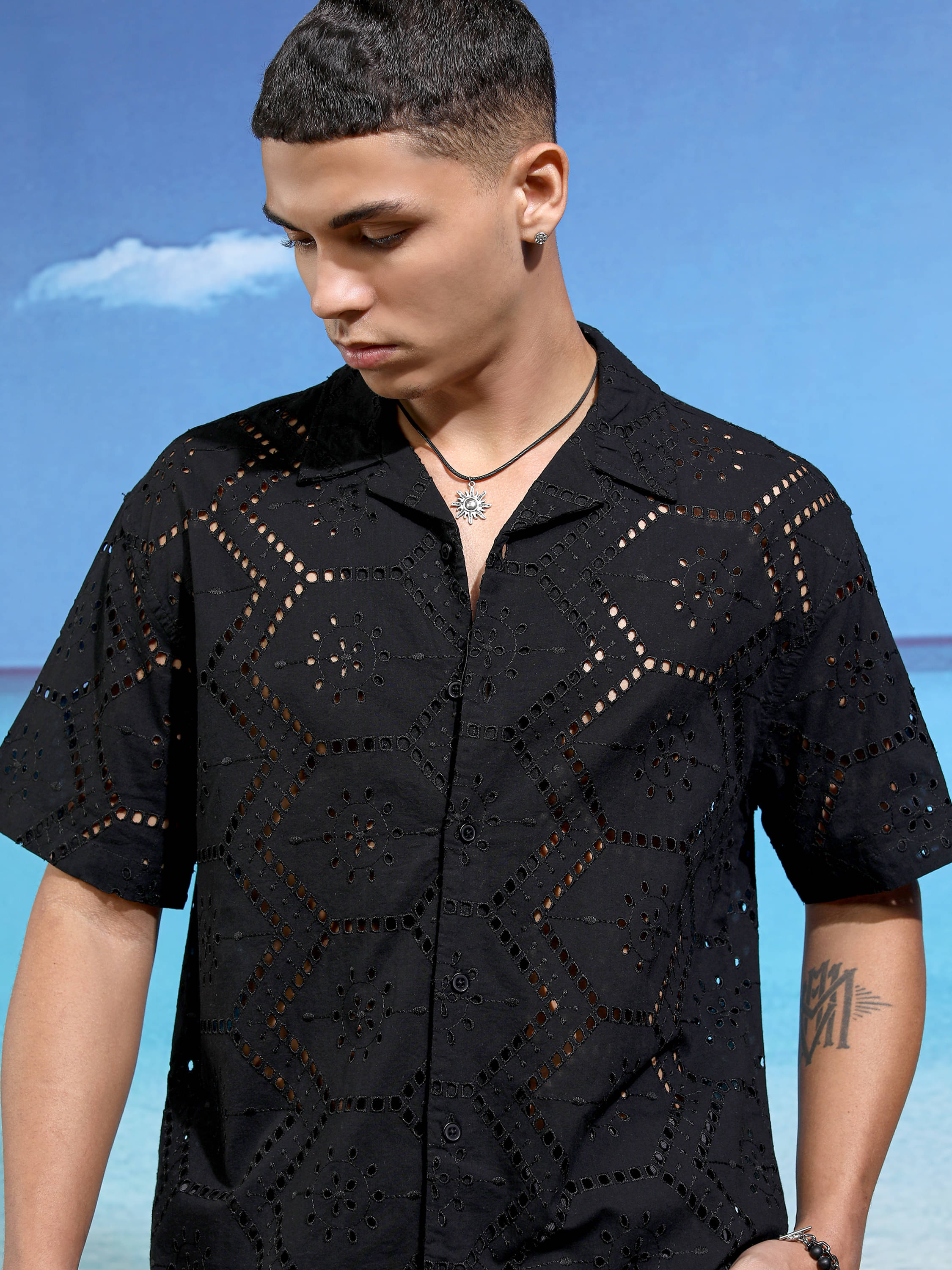     			Highlander 100% Cotton Relaxed Fit Self Design Half Sleeves Men's Casual Shirt - Black ( Pack of 1 )