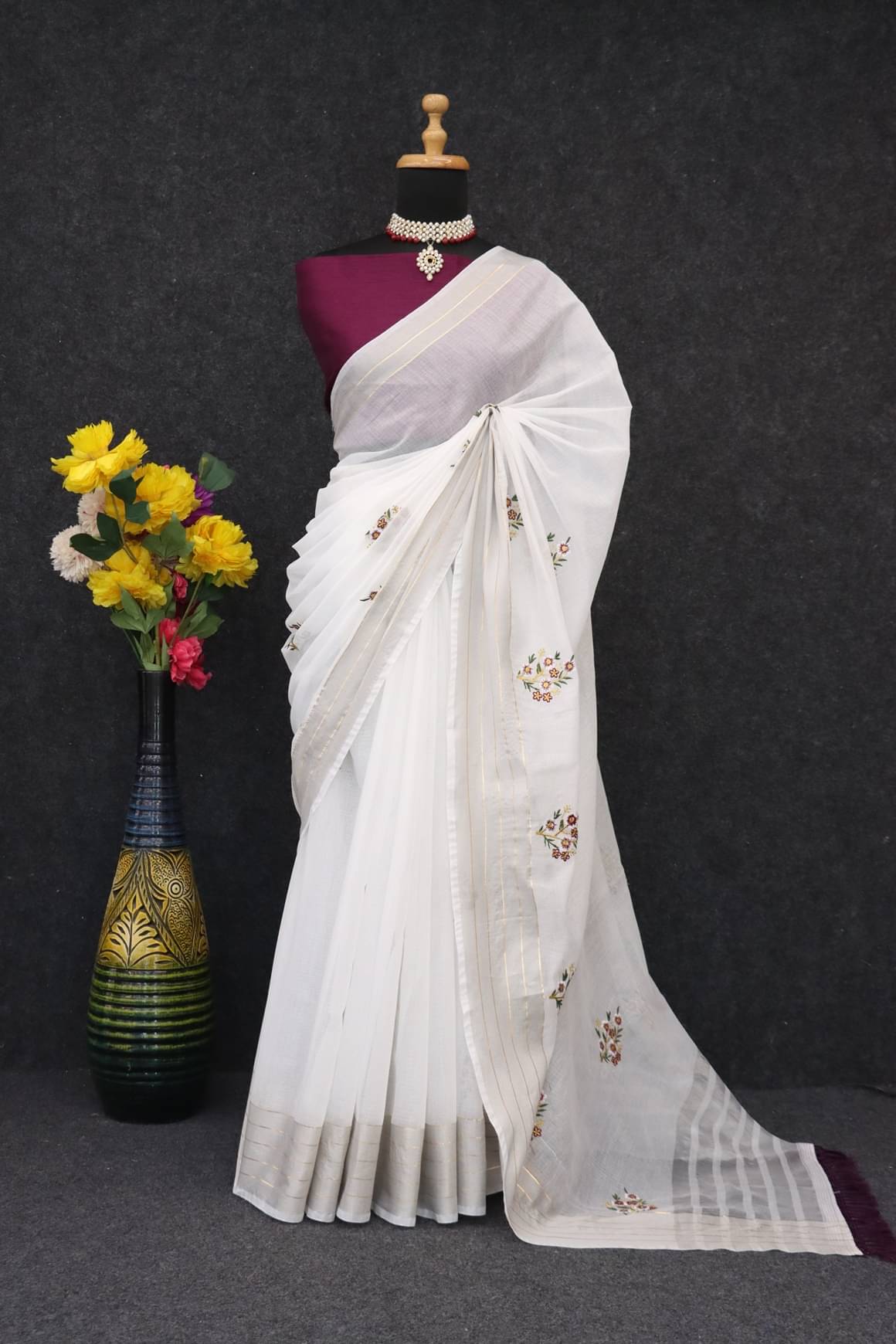     			GENRIC 01 Linen Embroidered Kasavu Saree With Unstitched Blouse Piece ( Wine )