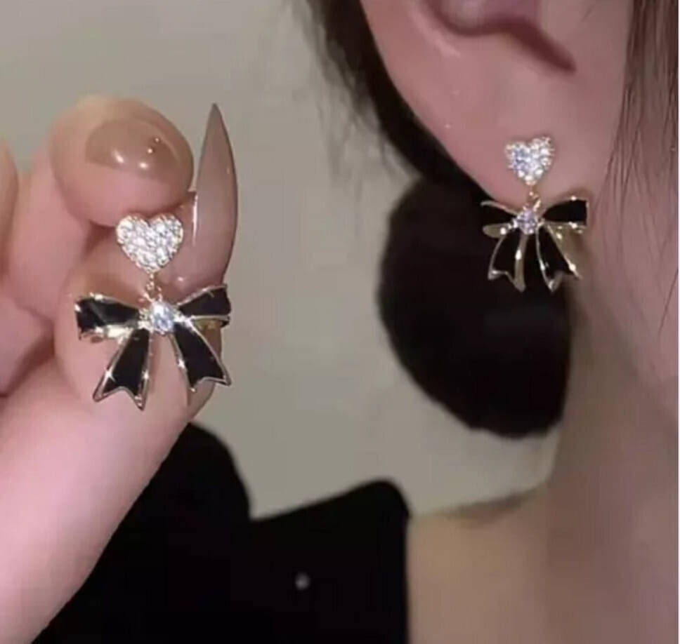     			Lady Raiment Black Stud Earrings ( Pack of 1 )
