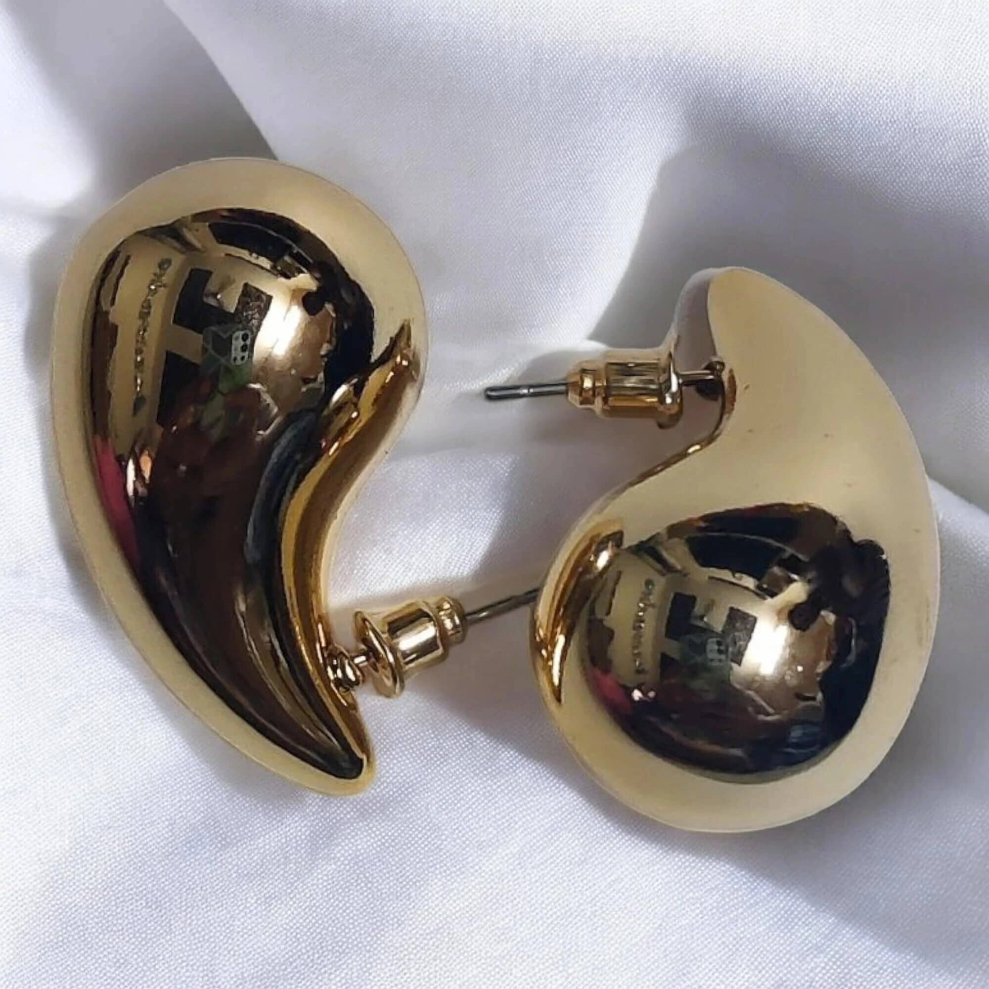     			Lady Raiment Golden Hoops Earrings ( Pack of 1 )