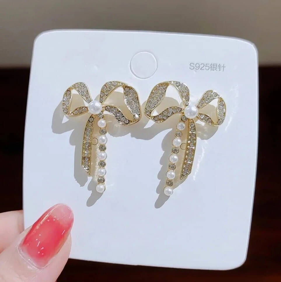     			Lady Raiment Golden Stud Earrings ( Pack of 1 )