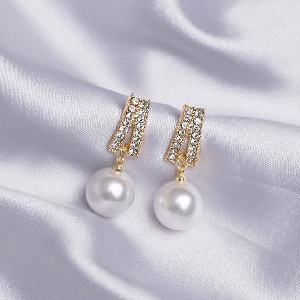     			Lady Raiment Golden Stud Earrings ( Pack of 1 )