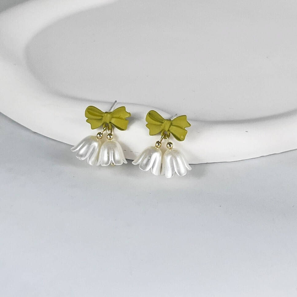    			Lady Raiment Green Stud Earrings ( Pack of 1 )