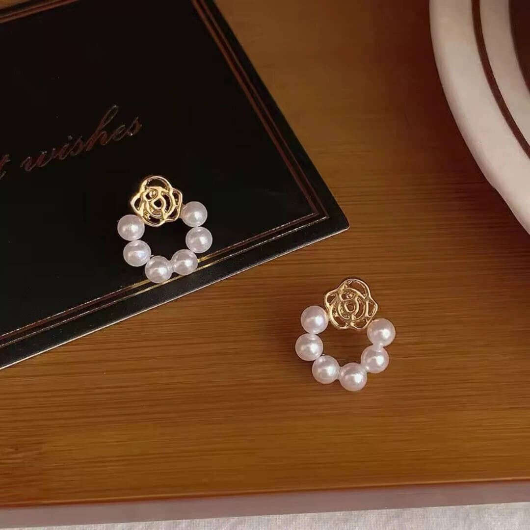     			Lady Raiment White Stud Earrings ( Pack of 1 )