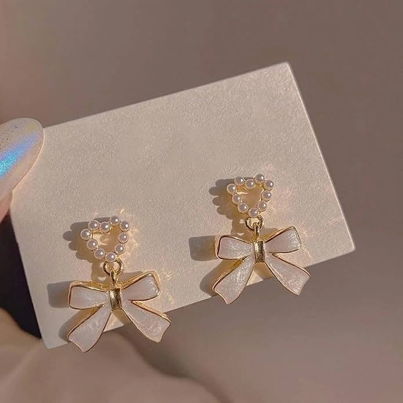     			Lady Raiment White Stud Earrings ( Pack of 1 )
