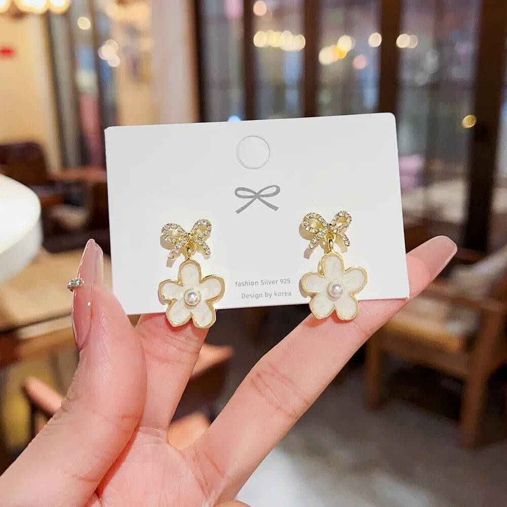     			Lady Raiment White Stud Earrings ( Pack of 1 )