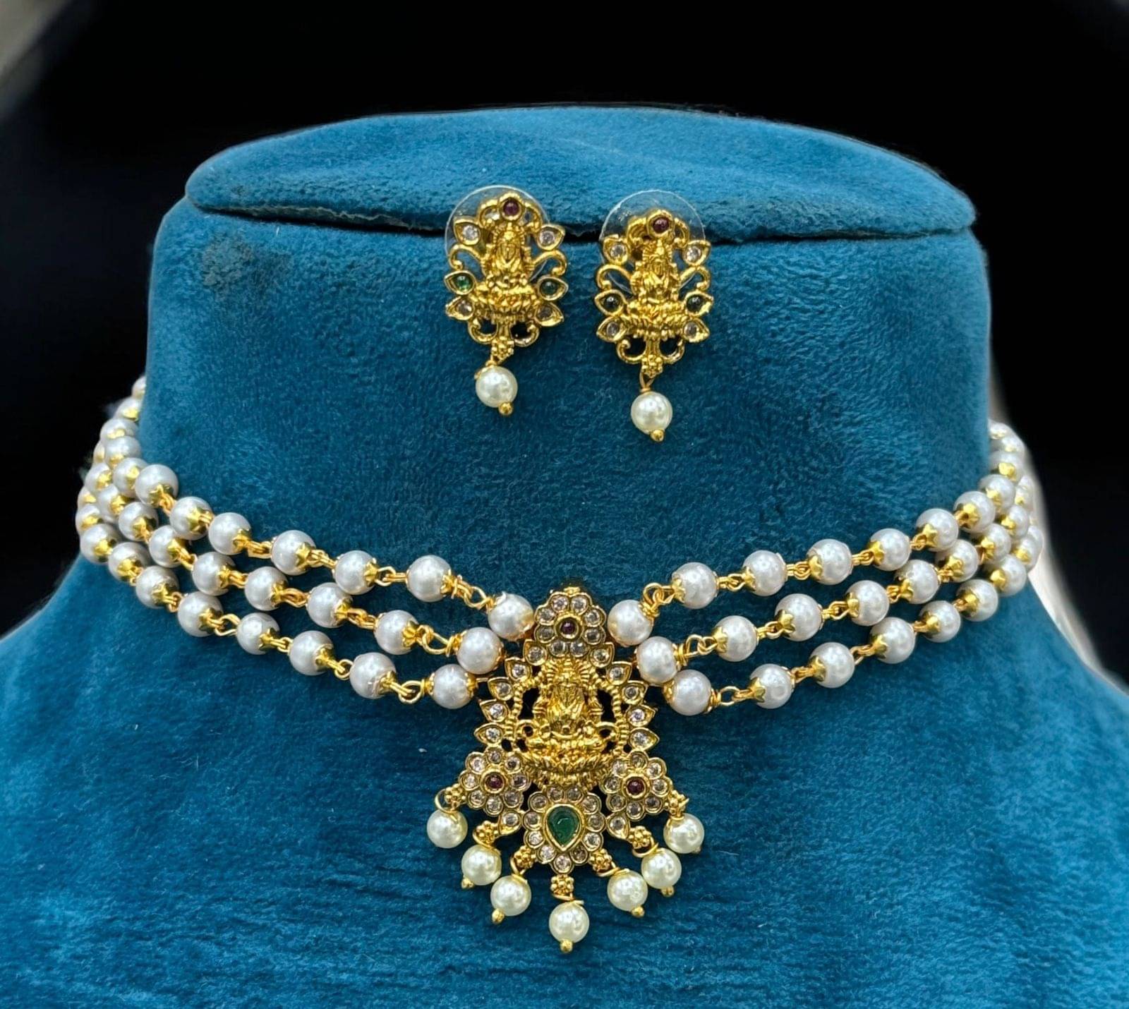     			charming luxe jewels Golden Brass Necklace Set ( Pack of 1 )