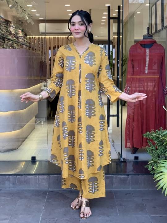     			laasika Women Rayon Printed A-line Kurti With Palazzo ( Yellow )