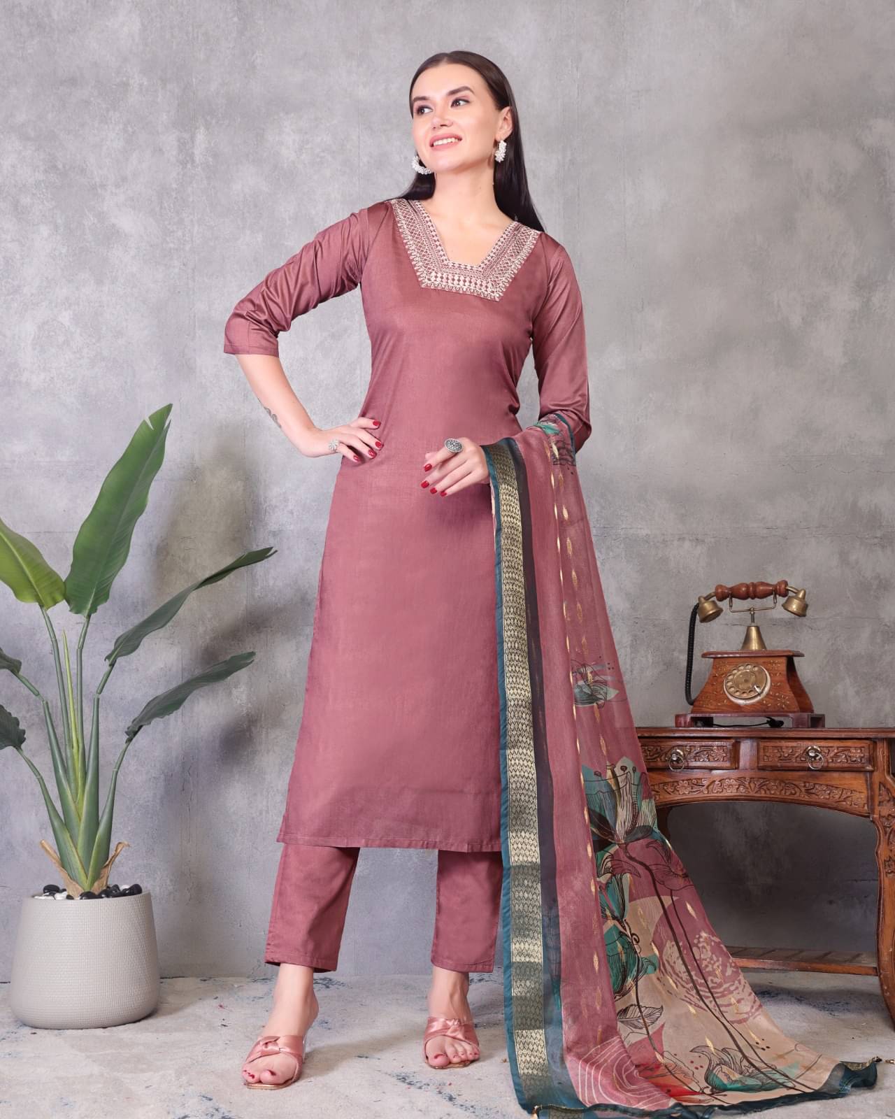     			Bindudi Women Chanderi Embellished Straight Kurti With Pants ( Purple )