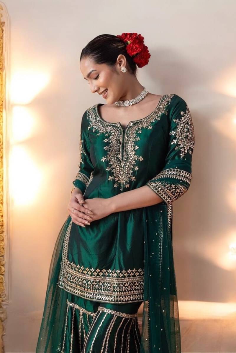 Trandtid Women Silk Embroidered Straight Kurti With Palazzo ( Green ) Trandtid Women Silk Embroidered Straight Kurti With Palazzo ( Green )