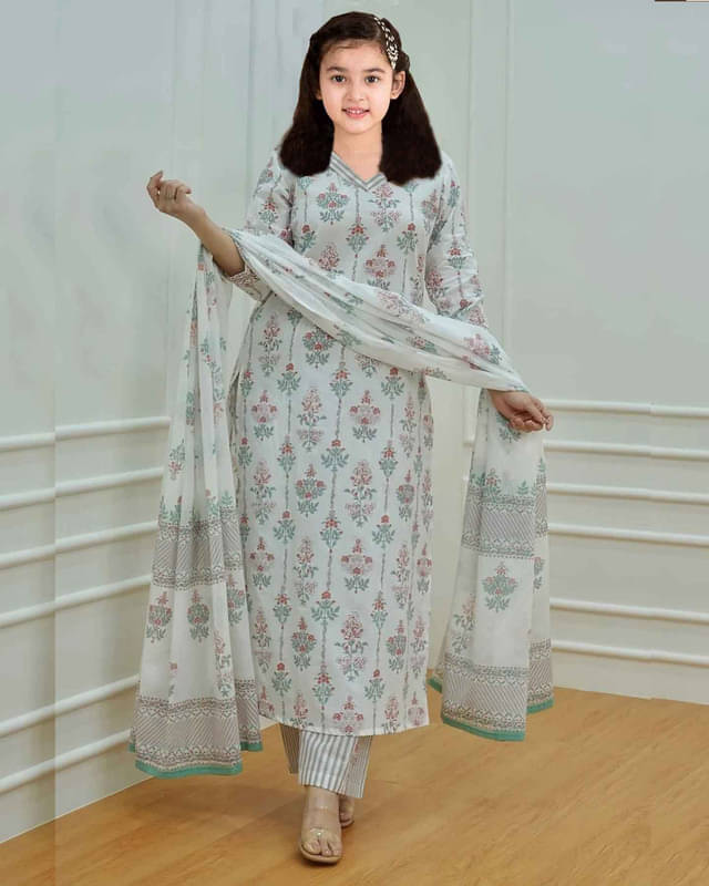 Vetrokart Girls Cotton Blend Kurti with Salwar ( Pack of 1 , White ) Vetrokart Girls Cotton Blend Kurti with Salwar ( Pack of 1 , White )