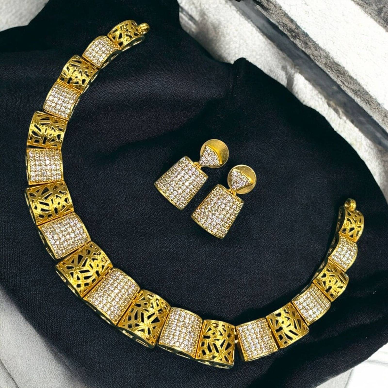    			KC JEWELS Golden Brass Necklace Set ( Pack of 1 )