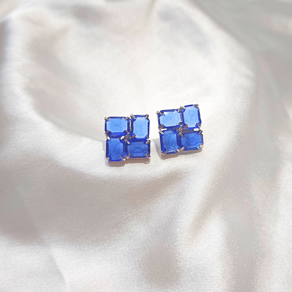     			Praakta Blue Stud Earrings ( Pack of 1 )