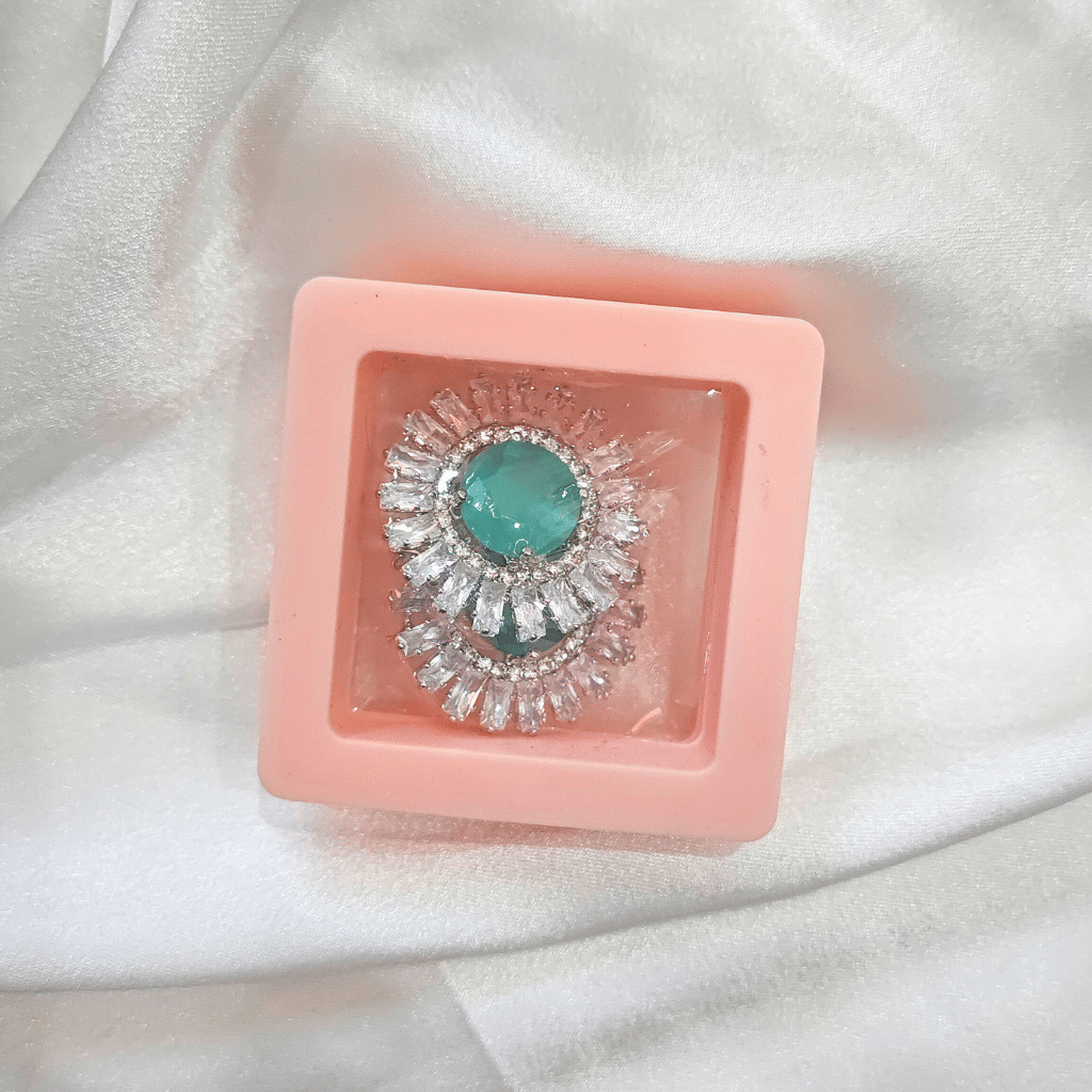     			Praakta Green Stud Earrings ( Pack of 1 )