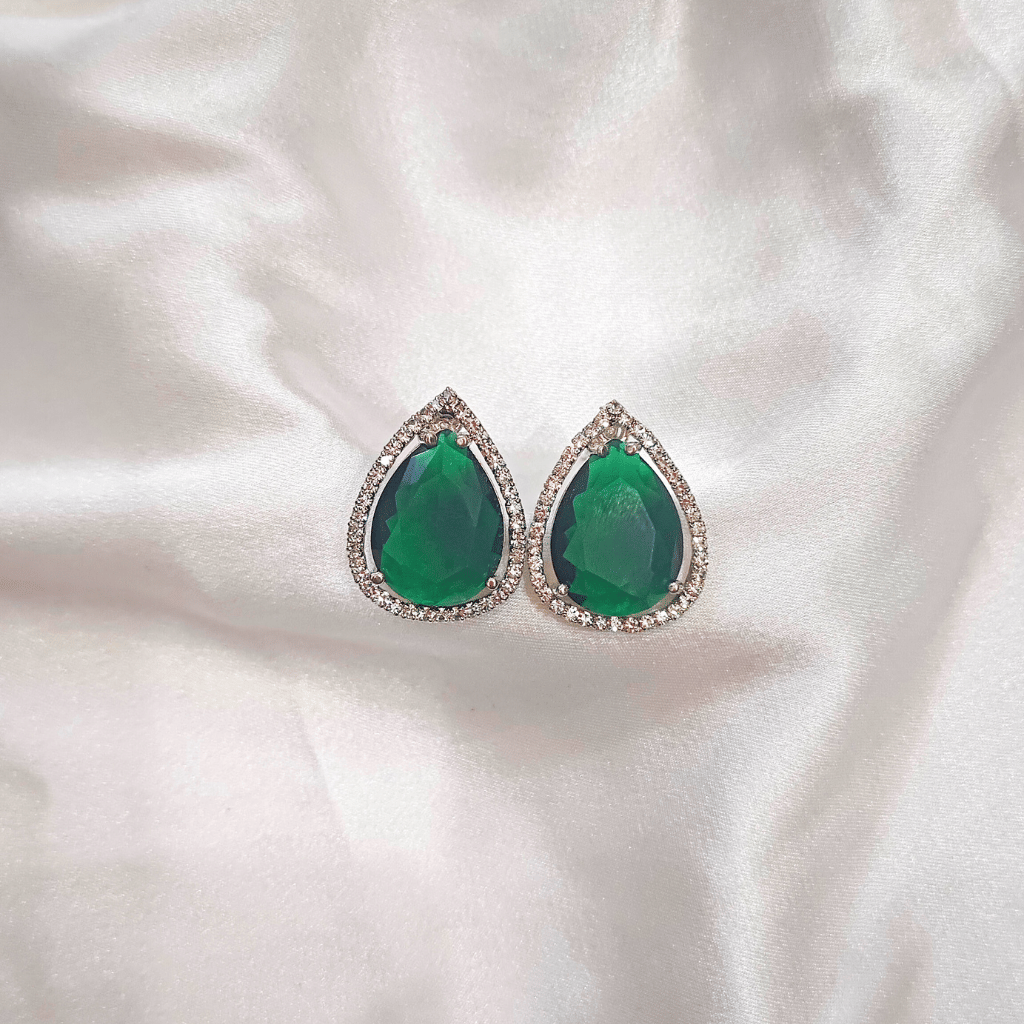     			Praakta Green Stud Earrings ( Pack of 1 )