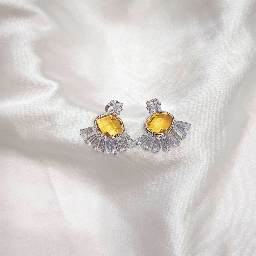     			Praakta Yellow Stud Earrings ( Pack of 1 )